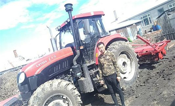 農(nóng)機陷入泥坑，打滑行駛