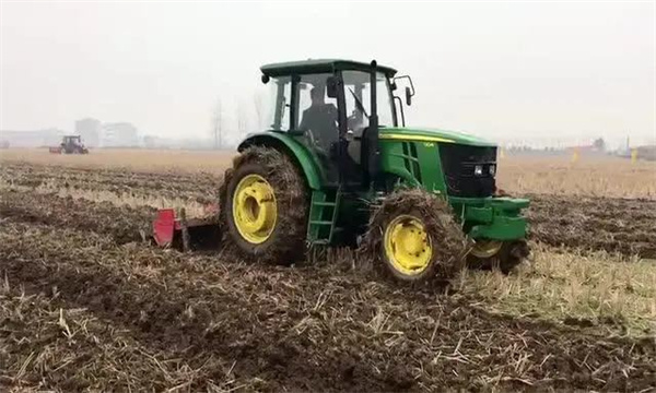 拖拉機(jī)場上作業(yè)時(shí)的注意事項(xiàng)